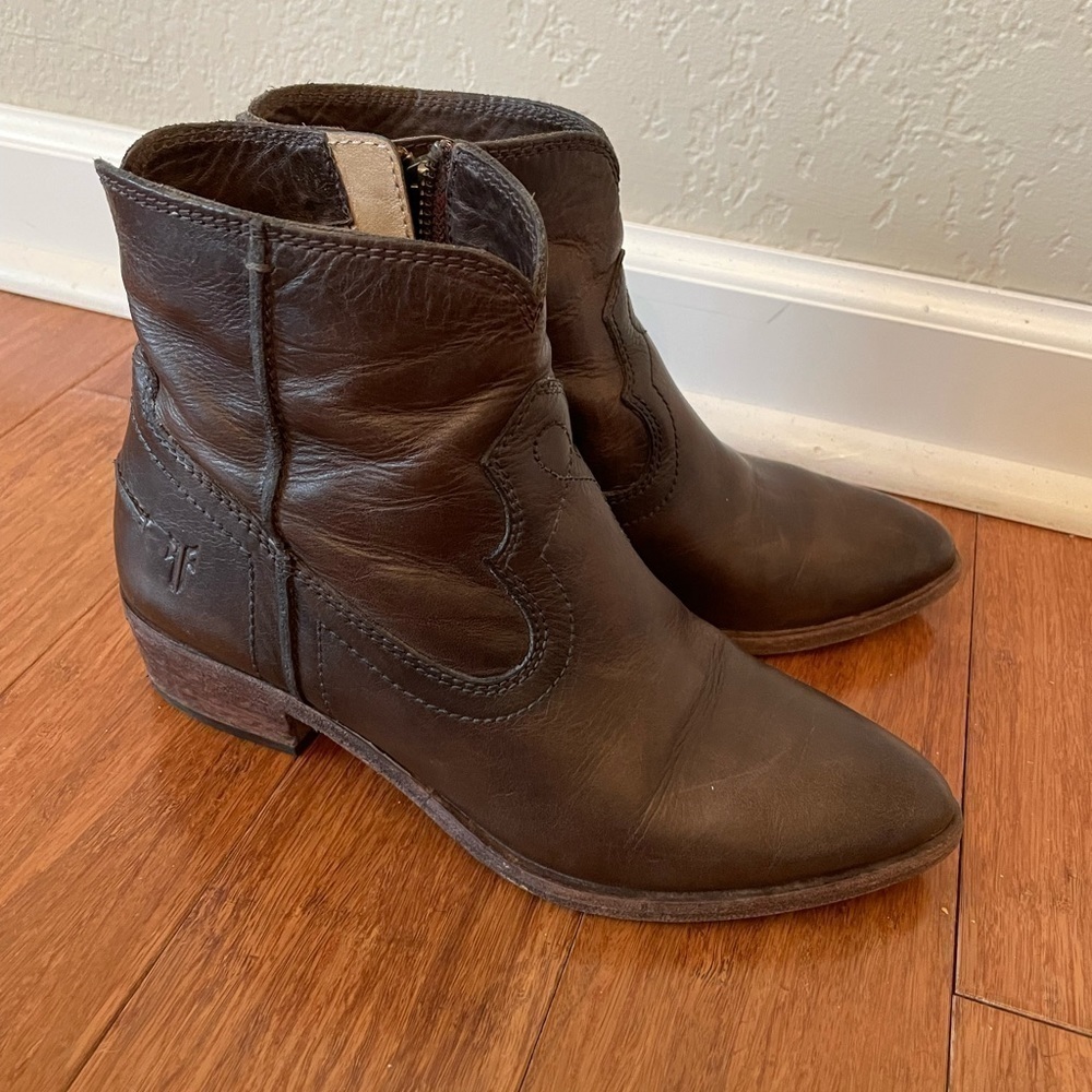 Frye Ray Seam Leather Boots Women's Size 6M in Dark Brown Color